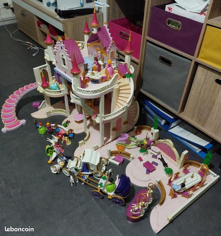 Très grand château de princesse Playmobil 4250 avec son grand jardin et ses calèches, figurines, accessoires (image 3)