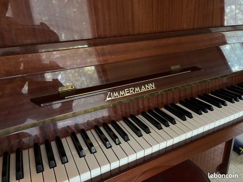 Piano (image 1)