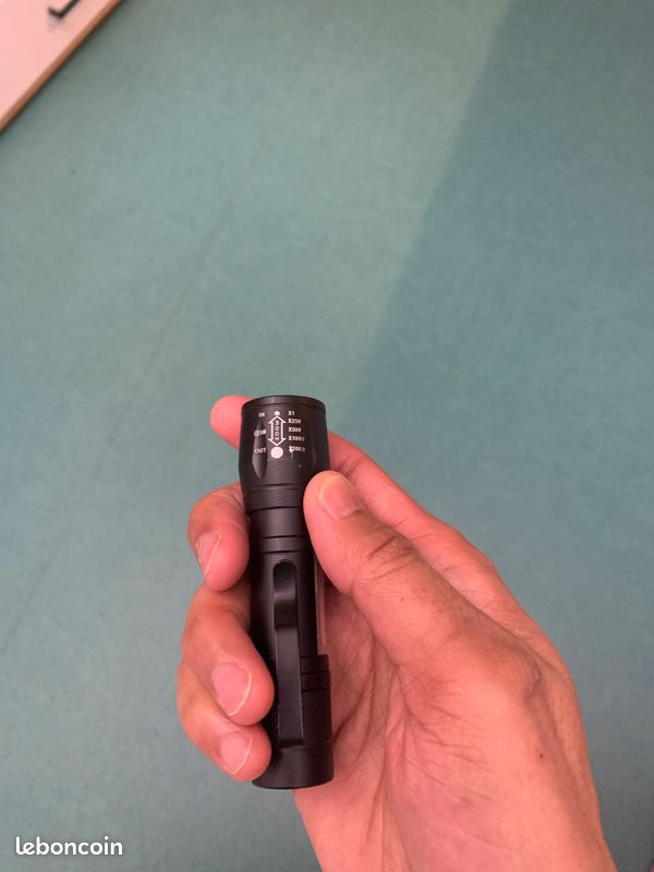 Lampe torche compact en metal (image 3)
