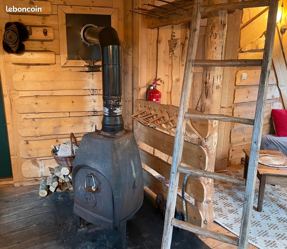 Cabane perchée au milieu de la forêt (image 7)