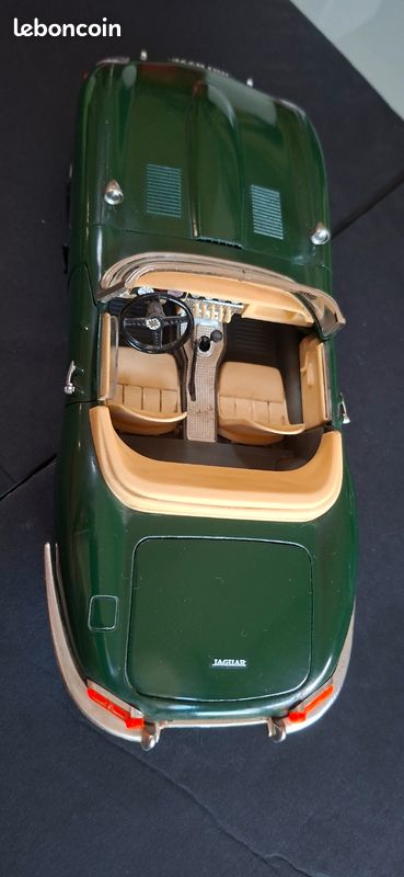Voiture miniature Jaguar Type E Cabriolet 1961 1/18 - Bburago (image 3)
