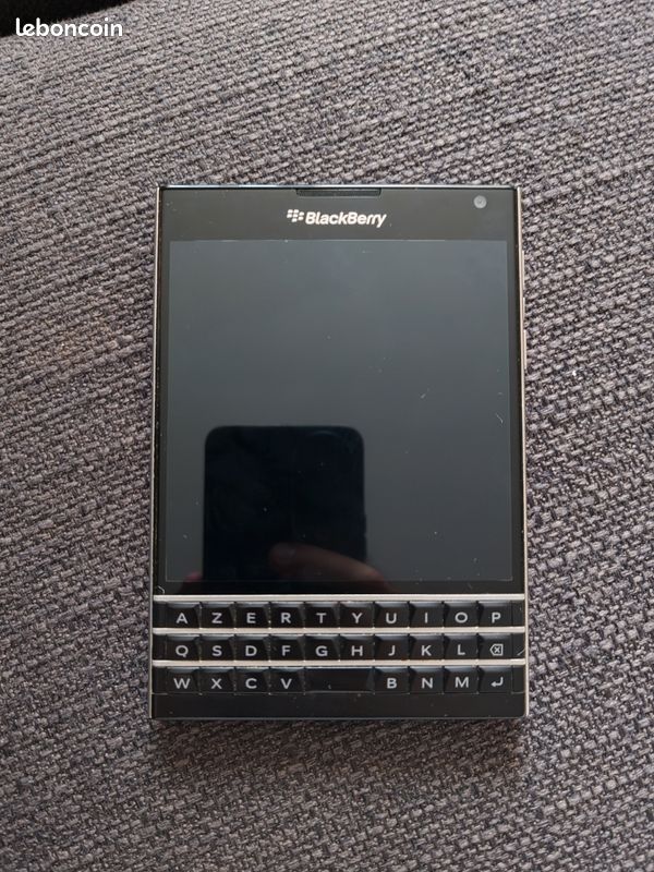 Blackberry Passport (image 1)