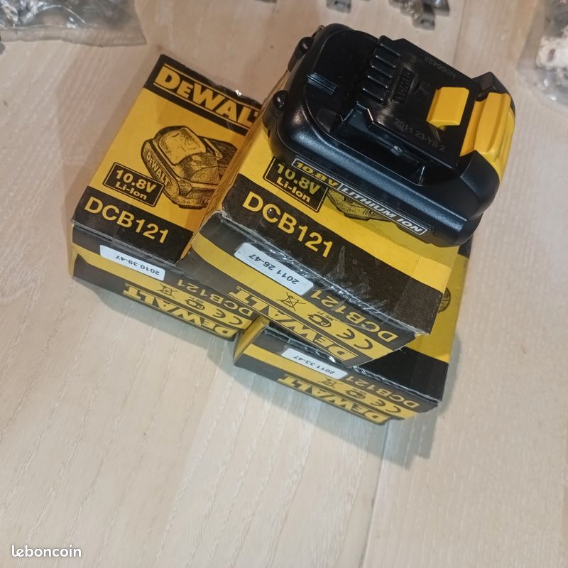 Pack trois batteries Dewalt dcb 121, 1 chargeur allume cigare Dewalt dcb119, une visseuse Dewalt Dcf815 type 2 (image 10)