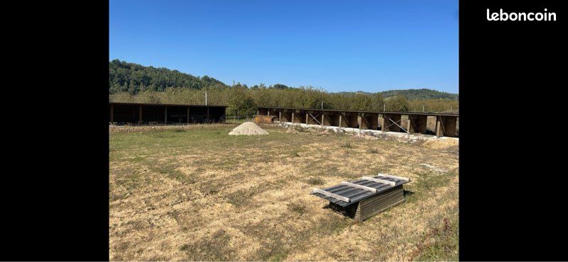 À vendre terrain grande surface avec boxes à chevaux · à Chevrières · 175 000 €