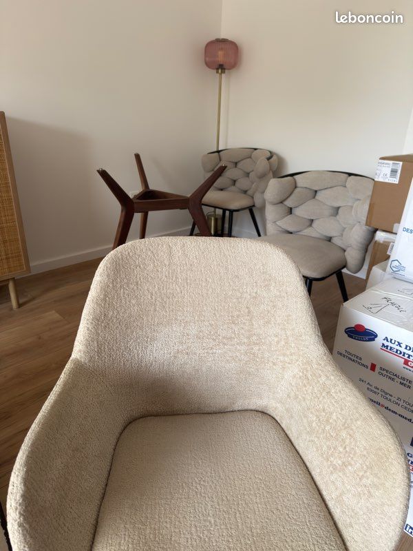 Chaise bouclette beige (image 2)