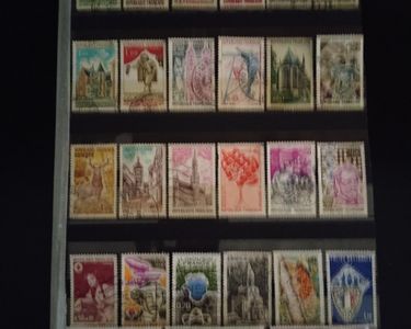 France Lot de 120 timbres adhésifs oblitérés sur fragments dont récents - Collection