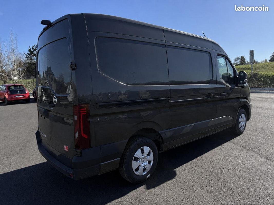 NISSAN INTERSTAR Tekna 3.5t L2H2 2.0 dCi - 150 - kit bois - Noir Crepuscule - Disponible en stock (image 3)