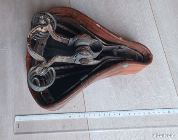 Ancienne Selle De Vélo Ou Mobylette GALLET – Vintage Française – Cuir Et Acier
