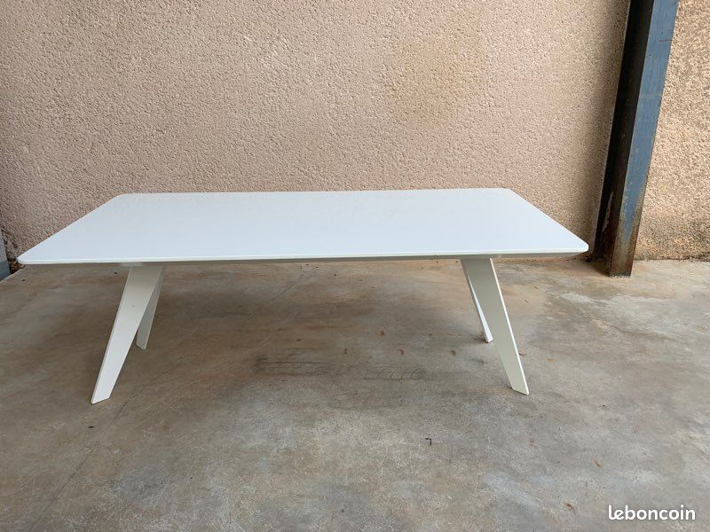 Tables basses style scandinave en résine (image 1)