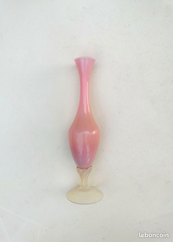 Vase en Opaline rose sur pied en verre soufflé d' Italie (image 4)