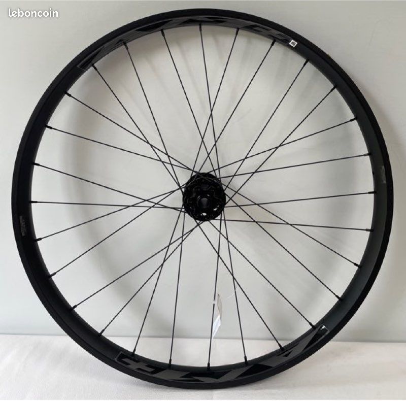 Roue avant aluminium GIANT VTT AM DISC trous AXE MOYEU 15
