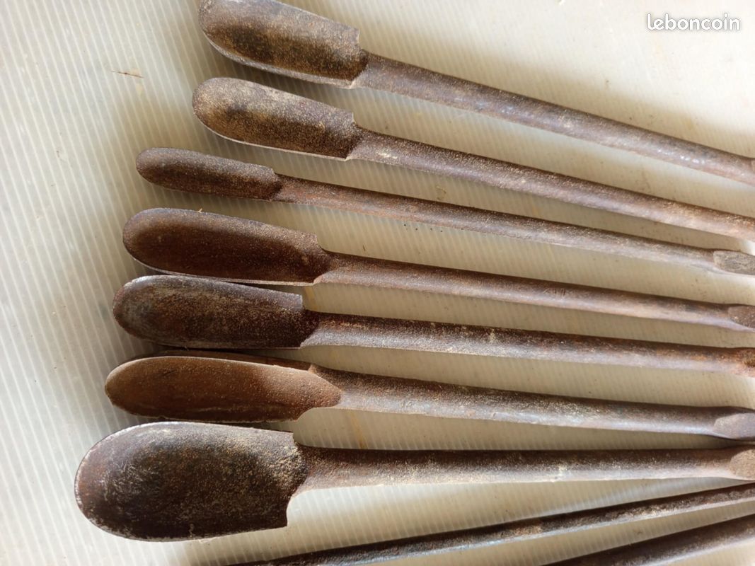 Collection D'anciens Outils De Sabotier Français Avec Une Paire De Sabots - Pièces Vintage Pour Collectionneurs