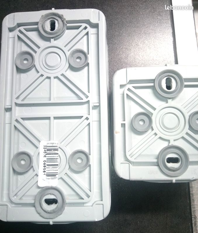 1 Boîtier Legrand à embouts double vertical avec 1 Double bouton poussoir avec 1 interrupteur va et vient + 1 interrupteur va et vient Murale étanche IP55 gris Plexo complet (image 5)