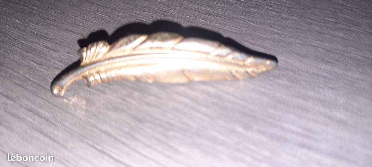 Petite broche dorée (image 2)