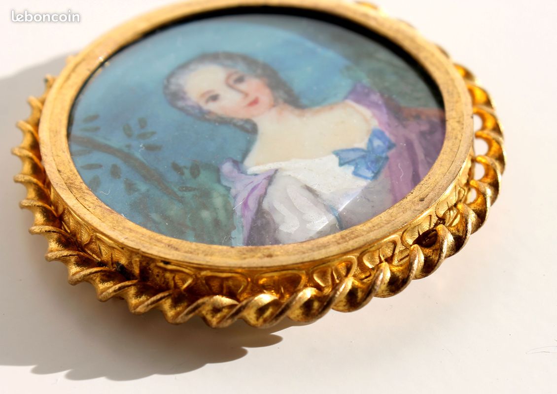 Broche Ancienne Avec Peinture Miniature Sous Verre Signée - Métal Doré - Thème Jeté De Fleurs - Occasion