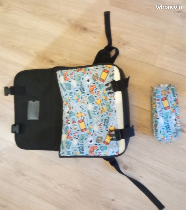Cartable avec trousse inclus recyclé en bouteille (image 1)