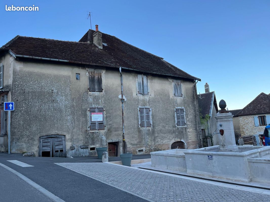 Maison 10 pièces 280 m² · à Saint-Lothain · 280 m² · 80 000 €