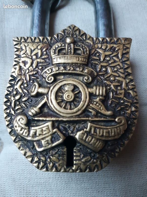 Gros cadenas Népal en laiton avec blason (image 1)