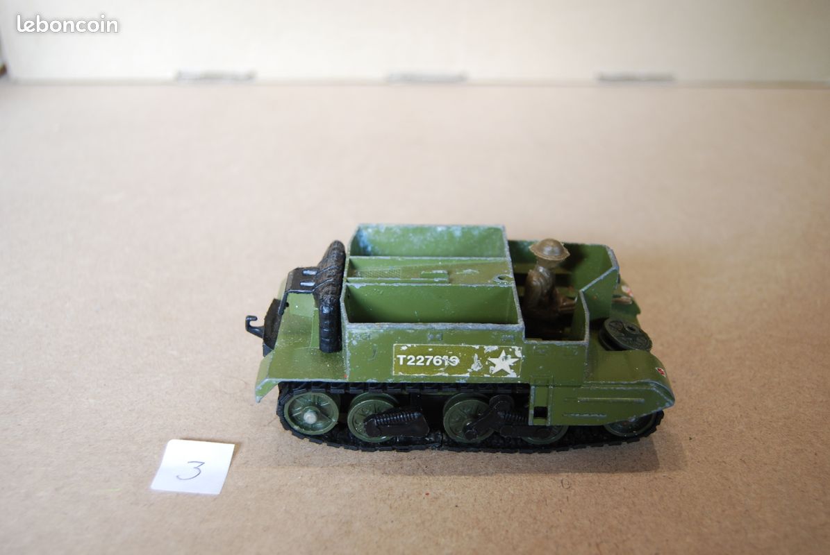 A Dinky toy, Bren Gun Carrier 622 and a Tank Destroyer