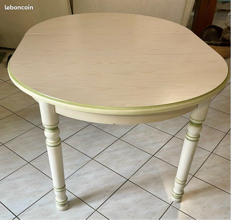 Table avec six chaises (image 4)