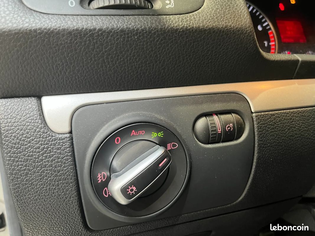 VOLKSWAGEN Scirocco 1.4 TSI 160ch Sportline - 2009 - DYNAUDIO - Projecteur Bi-Xenon (image 23)