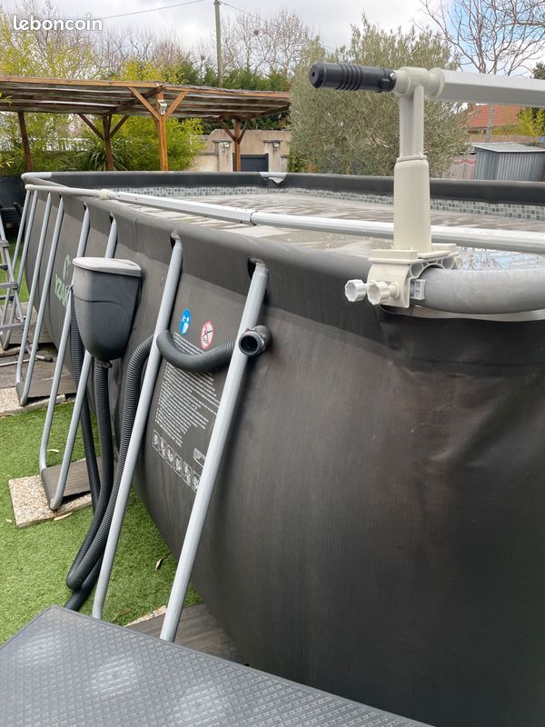Vend piscine rectangulaire cause déménagement longueur 5,50 largeur 2,70 hauteur 134 cm Piscine avec sa pompe à filtration ,filtration au sel ,avec son échelle,1 bâche été 1 bâche hiver et quelque (image 4)