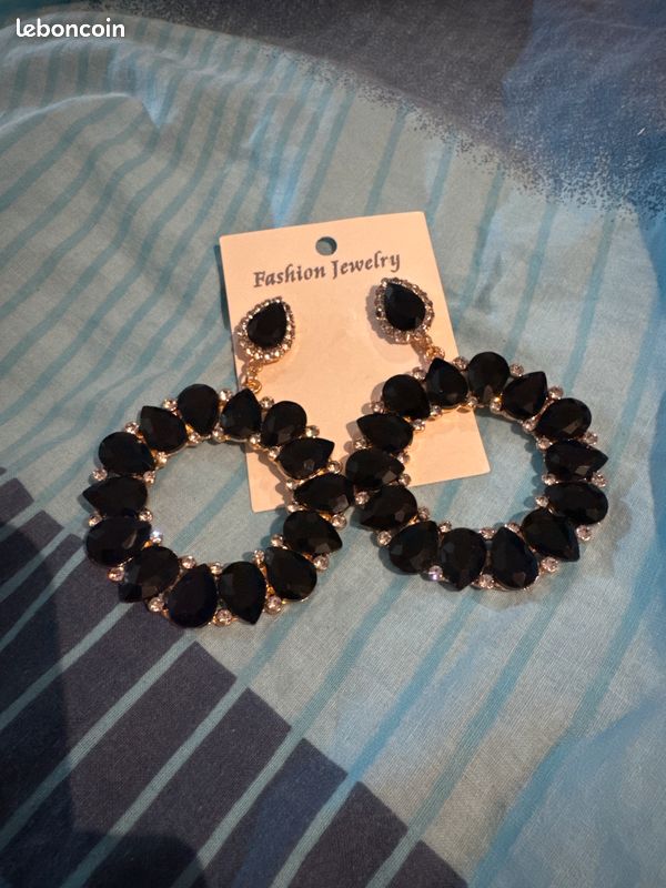 Paire de boucles d’oreilles noires et dorée (image 2)