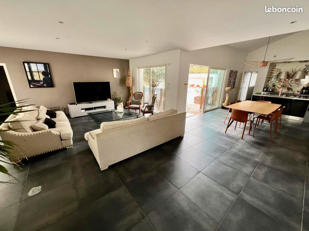 Maison 6 pièces 215 m² · à Saucats · 215 m² · 2 500 €/mois