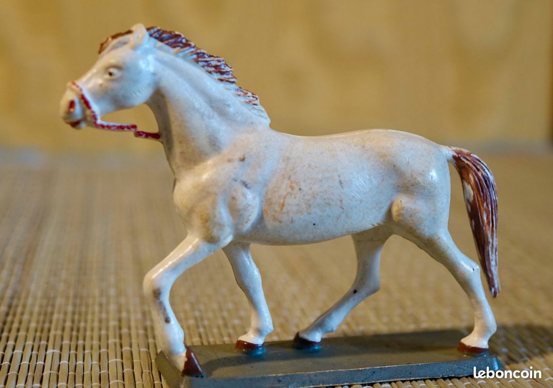Lot De Soldats Et Indiens En Plastique Peint Starlux, Avec Cheval, époque Contemporaine