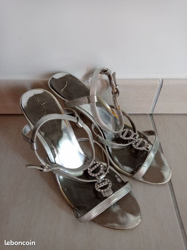 Chaussures escarpins à talons gris argenté strass marque Elite pointure 39 État très moyen Beaucoup porté Multiples marques d'usure. Voir photo Talons a refaire entièrement (image 6)