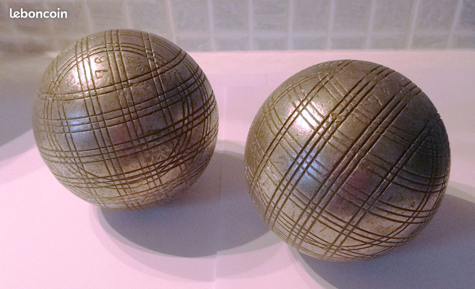 Anciennes Boules De Pétanque Ou Lyonnaise – Jeu De Boules Vintage Avec Patine D'usage