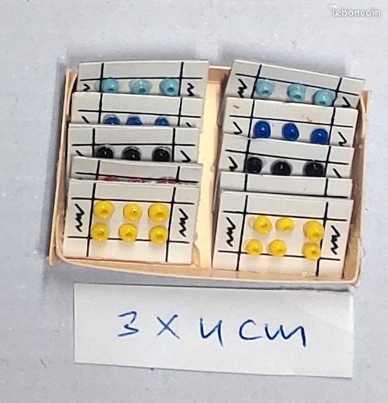 Miniature maison de poupée, boite avec boutons (image 1)