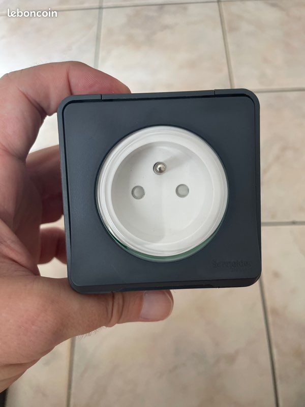 Prise en saillie Schneider électrique noire – TZ-2022 W04-4 MUR 36630 – IP55 (image 8)