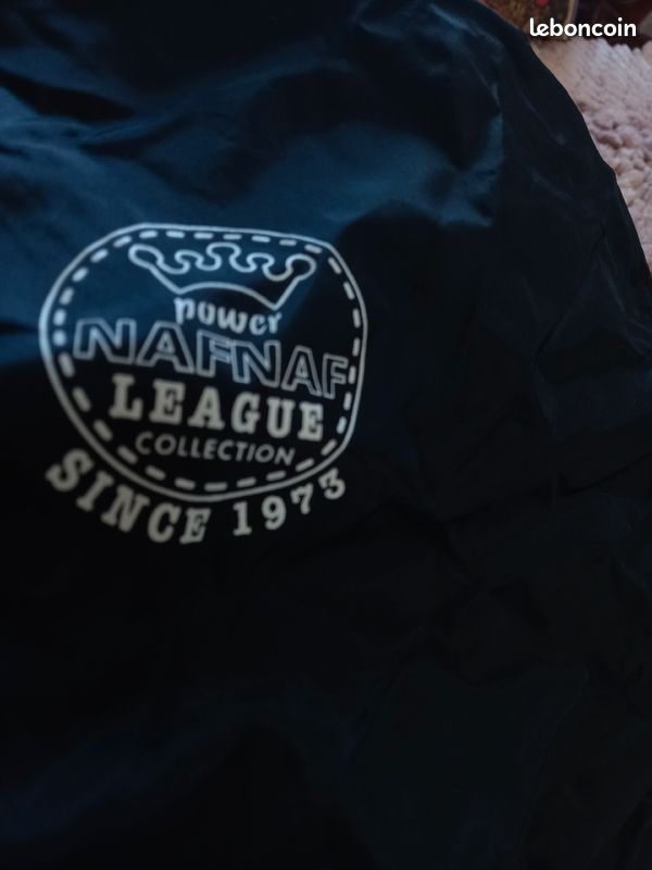 2 coupes vent qui font sac à dos en même temps devant pochette avec fermeture éclair pour mettre un bonnet ou.autre de marque Naf Naf (image 1)