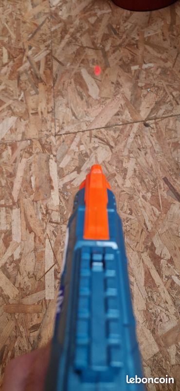Pistolet NERF Elite 2.0 Volt avec viseur laser – très bon état + fléchette (image 3)