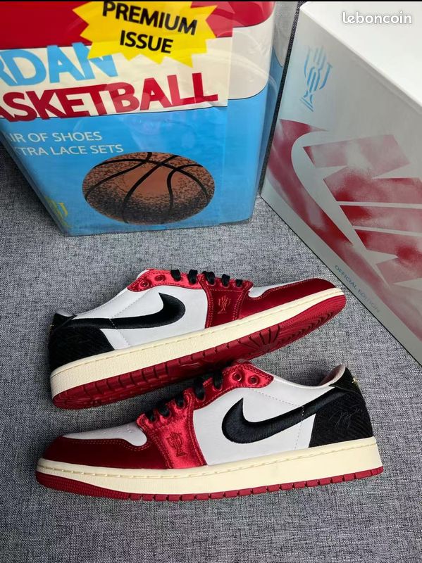 Jordan 1 Low Trophy Room taille 42 bon état (image 1)