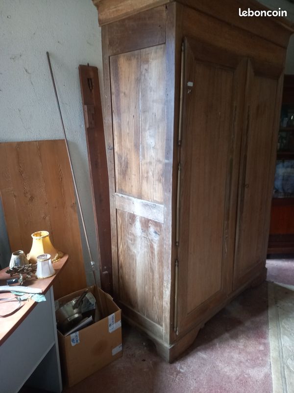 Armoire ancienne de granville avec ses grandes entrees en laiton (image 2)