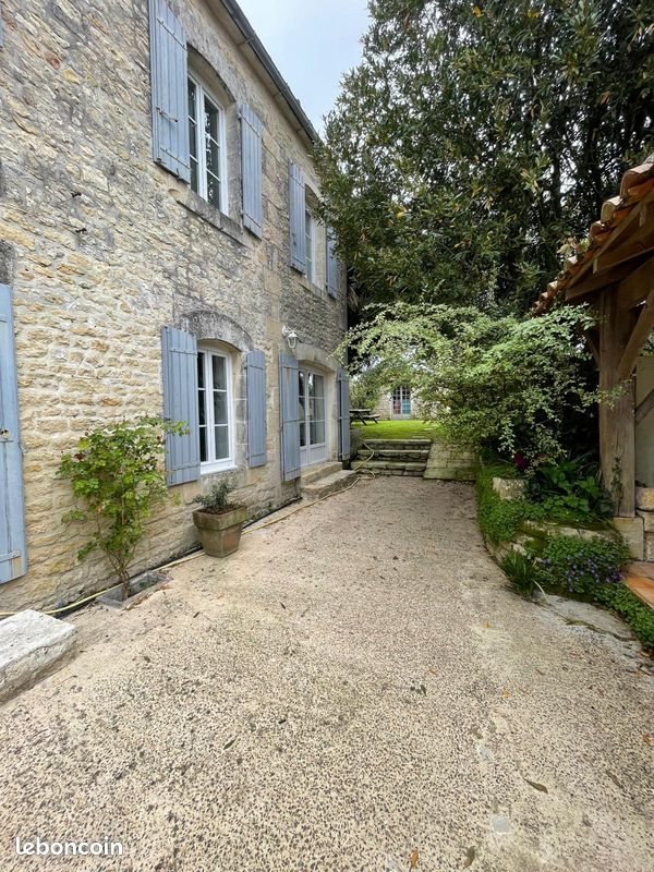 Maison 7 pièces 250 m² · à Le Thou · 250 m² · 650 000 €