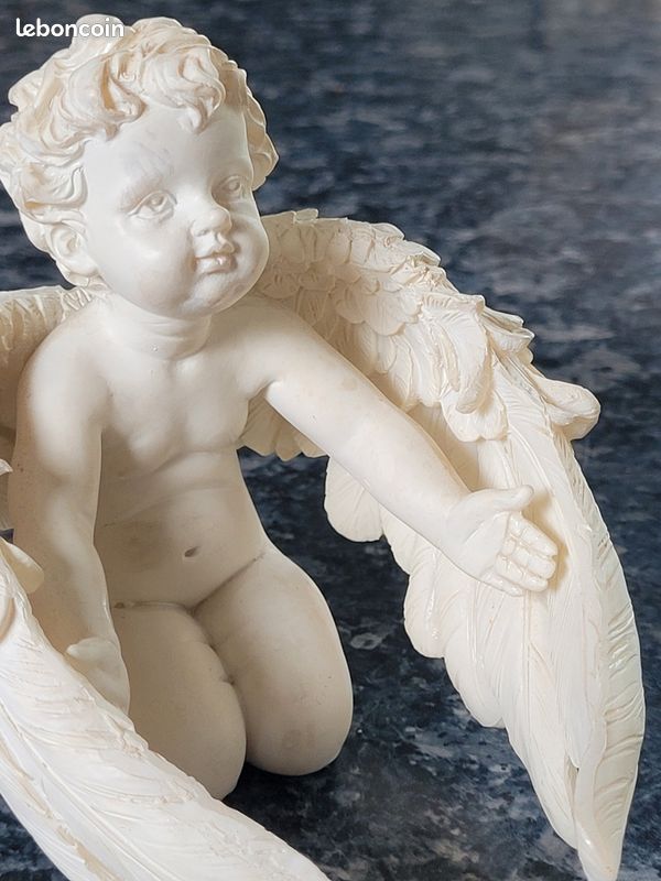 Angelot agenouillé en céramique (image 3)