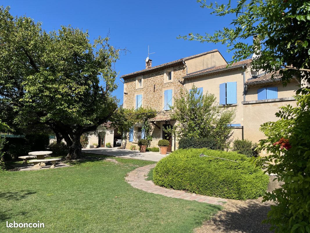 Maison 19 pièces 540 m² · à Althen-des-Paluds · 540 m² · 1 200 000 €