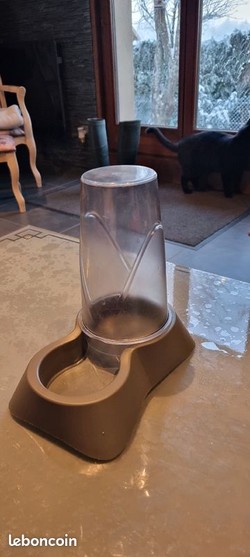 Fontaine à eau et distributeur de croquette (image 2)