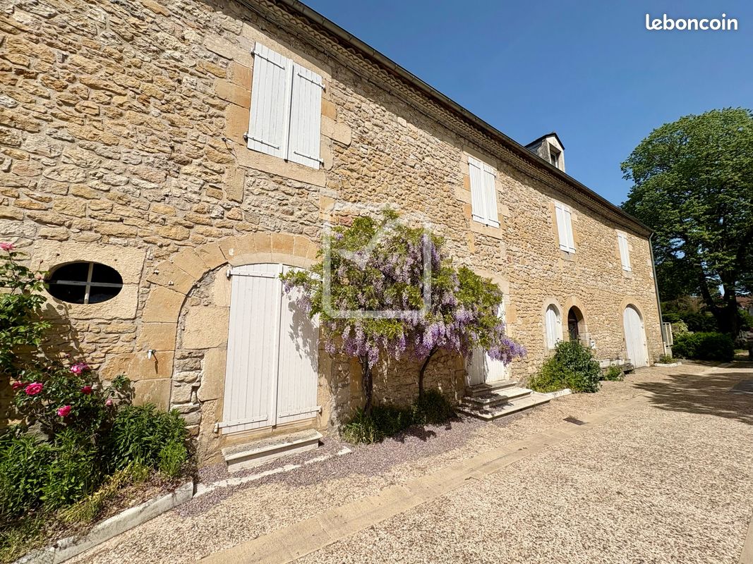 Maison 13 pièces 275 m² · à Azerat · 275 m² · 299 000 €