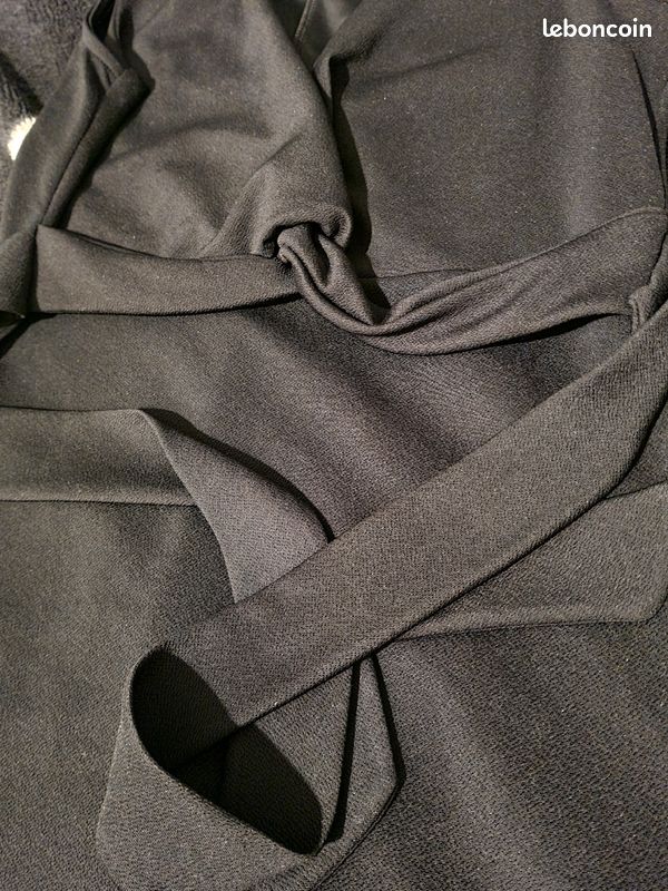 Robe noire avec noeu (image 4)
