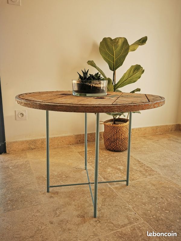 Table industriel (image 1)