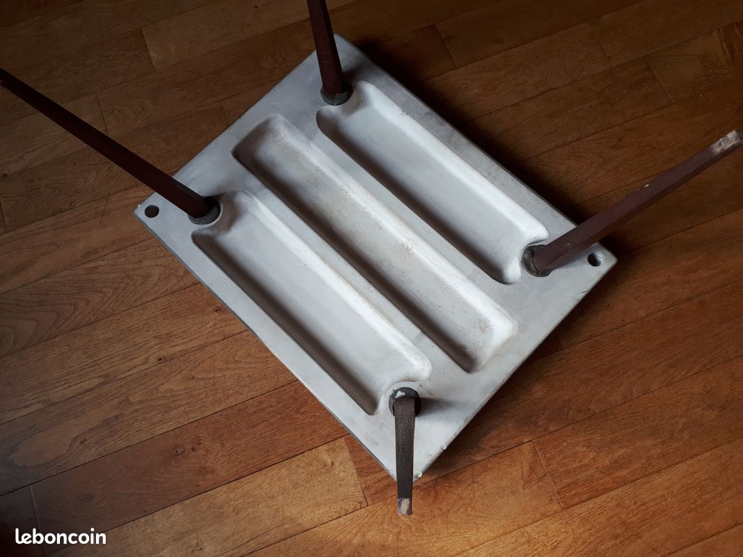 PETITE TABLE ANNEES 60 émaillée, pieds fuseau, signée JD bout de canapé ou table basse (image 7)