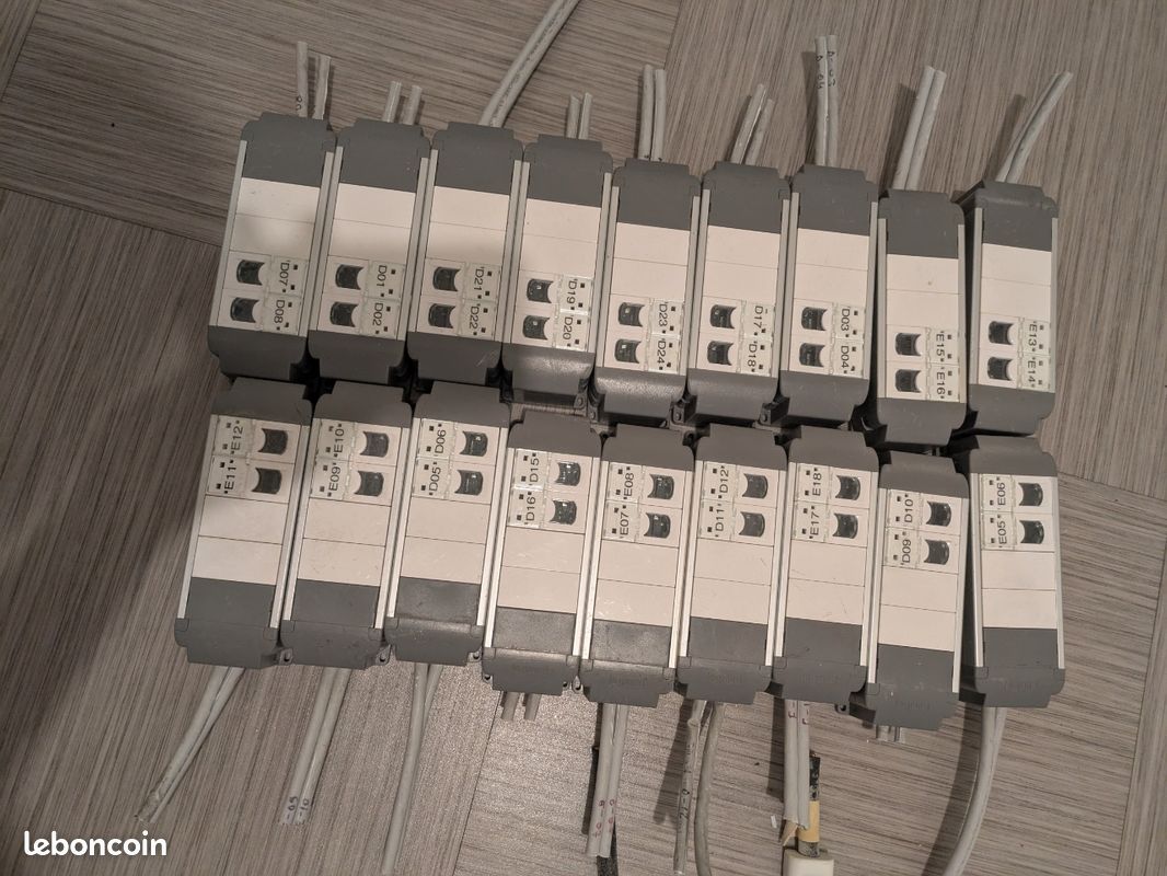 LEGRAND - 2 pc 2p+t f/b + 2 pc 2p+t f/b détrompées + 2 rj45 cat6 ftp 1 modules à cabler Réf.073419