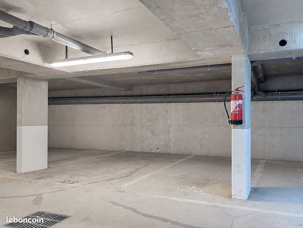Place de parking intèrieur sécurisé · à Yerres · 10 500 €