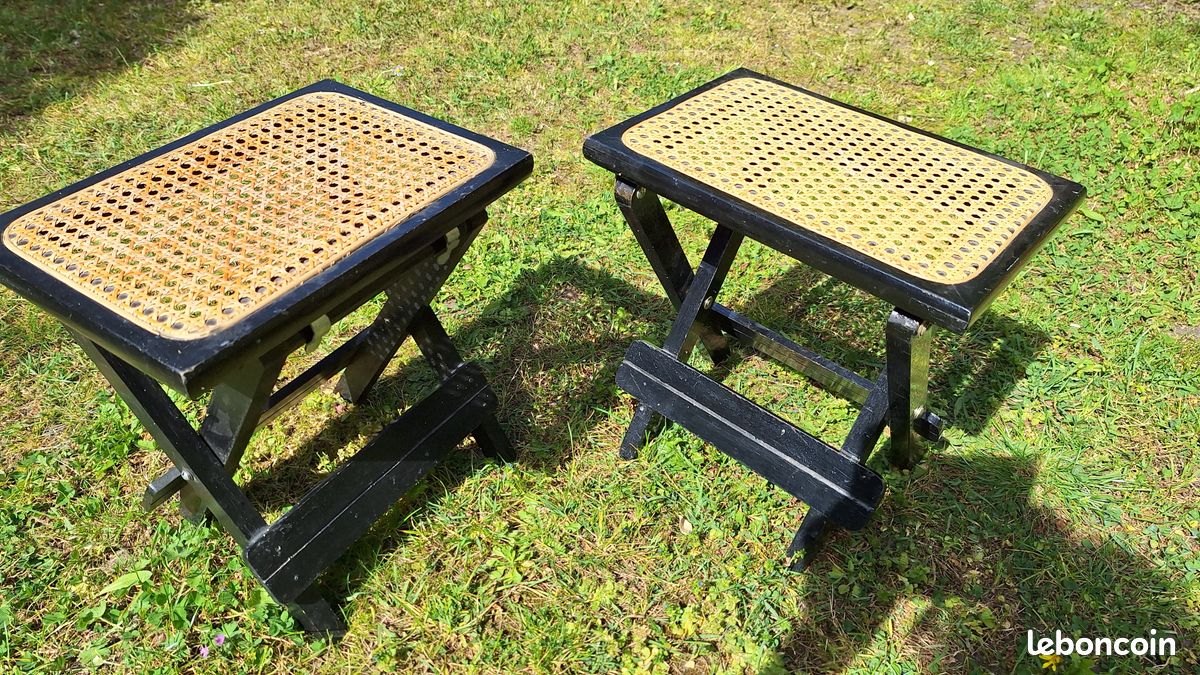 2 petits sièges pliants en bois (image 1)