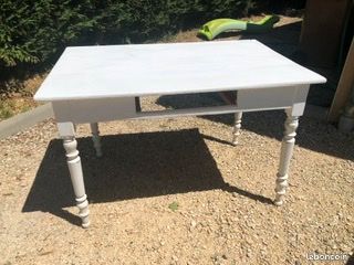 Table blanche en bois (image 1)