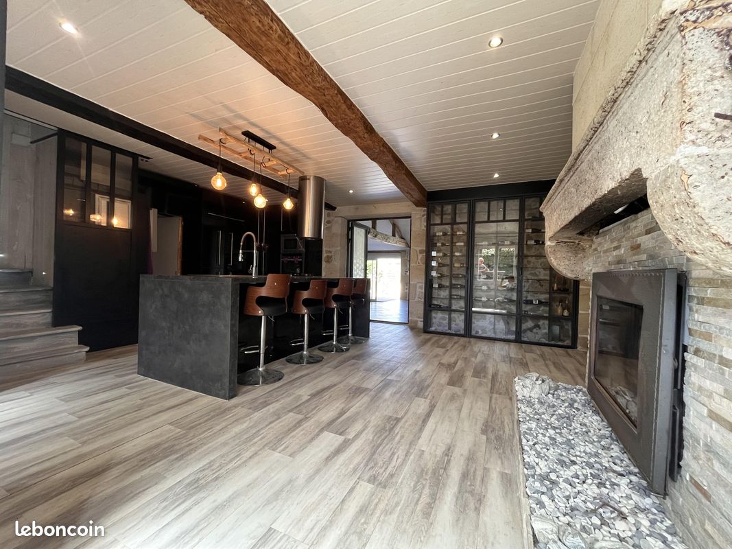 Maison 8 pièces 317 m² · à Cadillac-sur-Garonne · 317 m² · 344 000 €